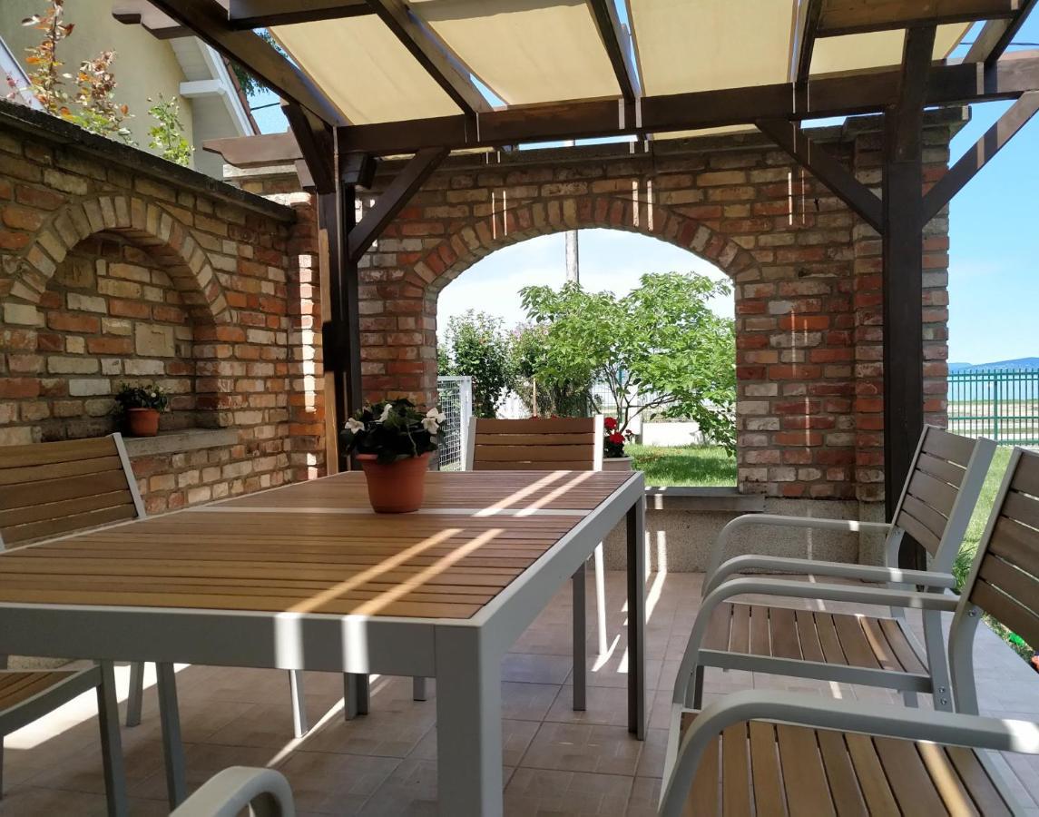 Exclusive Beachfront Villa Fonyód 外观 照片
