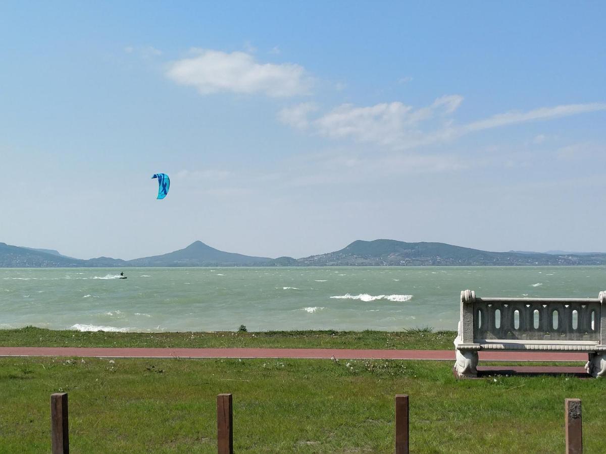 Exclusive Beachfront Villa Fonyód 外观 照片